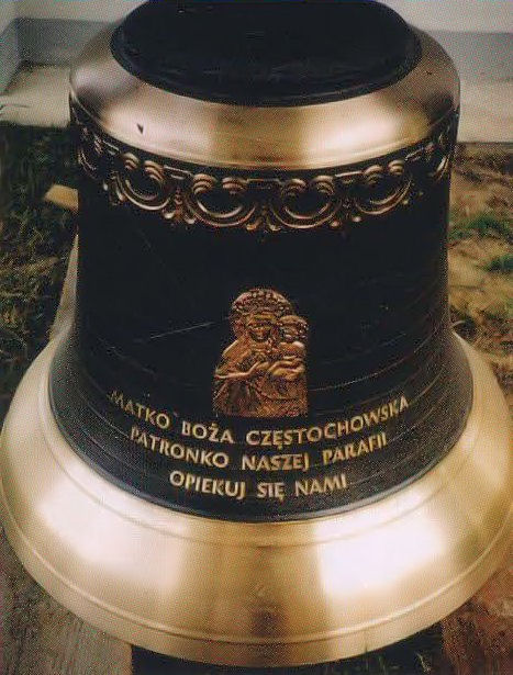Najwiekszy - 420 kg - Matka Boża Częstochowska, jako wotum wdzięczności za opieke przy budowie kościoła. Dzwon