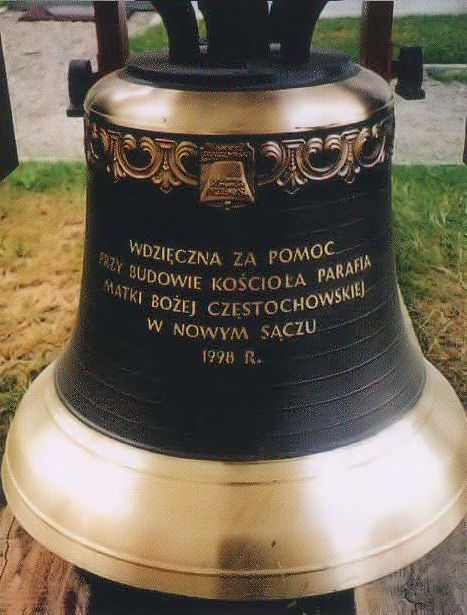 Średni - 260 kg - święty Stanisław Bp. z prośbą o wyproszenie potrzebnych łask w 3-cim tysiącleciu dla naszej parafii. Dzwon