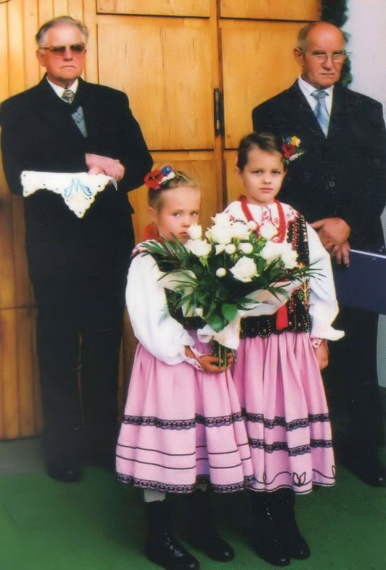 Józef Matyaszek i Antoni Jurczak w oczekiwaniu na przywitanie ks. Biskupa